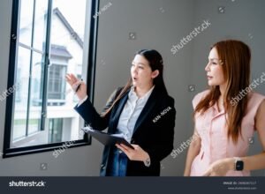 Quali Servizi Offre La Prima Immobiliare Como Per Acquisti E Vendite 18 agente immobiliare che mostra casa moderna