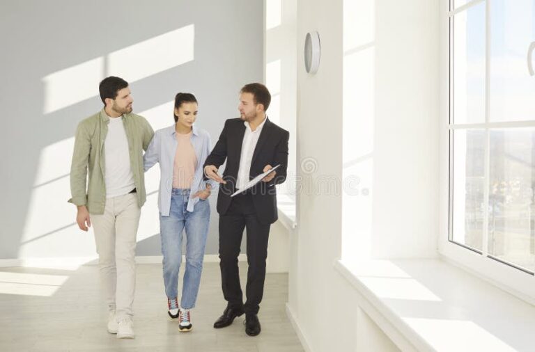 Quali servizi offre Immobiliare La Base Este per la compravendita
