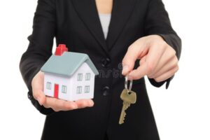 Quanto Costa un'Agenzia Immobiliare per l'Acquisto di una Casa 1 agente immobiliare mostrare chiavi casa nuova