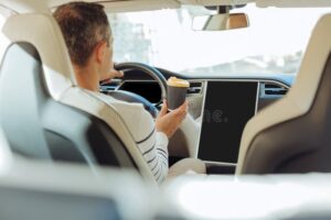 autista professionale al volante di unauto ufficiale