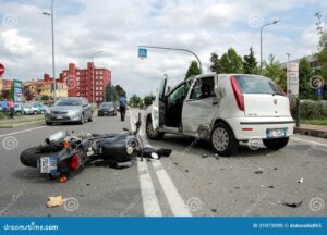 auto incidentata su strada italiana urbana