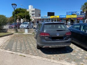 auto parcheggiata vicino a un ufficio aci