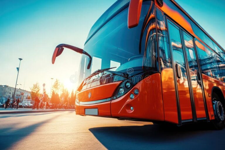 autobus urbani parcheggiati con sfondo citta