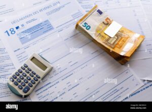 banconote accanto a documento fiscale e calcolatrice