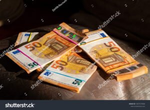 Qual è il Massimo Consentito per i Pagamenti in Contanti in Italia 34 banconote italiane impilate su tavolo legale