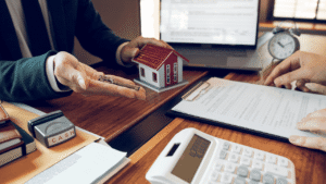 Che Cos'è e Come Funziona l'Art. 13 del T.U.I.R. in Italia 25 bilanci e leggi fiscali aperti su scrivania