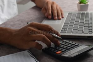 bilancio fiscale con documenti e calcolatrice