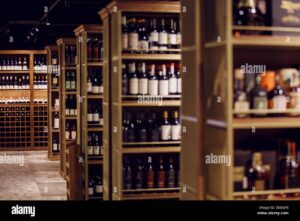 bottiglie di vino assortite in cantina elegante