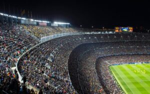 Quali Sono gli Stipendi Minimi dei Calciatori in Serie A 5 calciatori in azione con stadio pieno