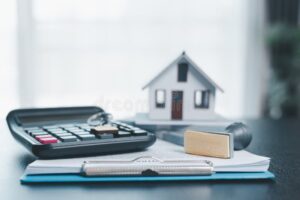 calcolatrice casa e documenti finanziari sul tavolo