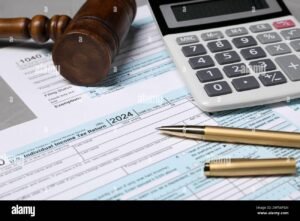 Quali Sono i Casi Particolari dell'IMU 3 da Conoscere 17 calcolatrice e documenti fiscali su tavolo