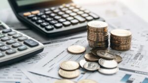 calcolatrice e documento finanziario con monete