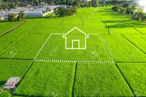 campi agricoli con case edificabili sullo sfondo