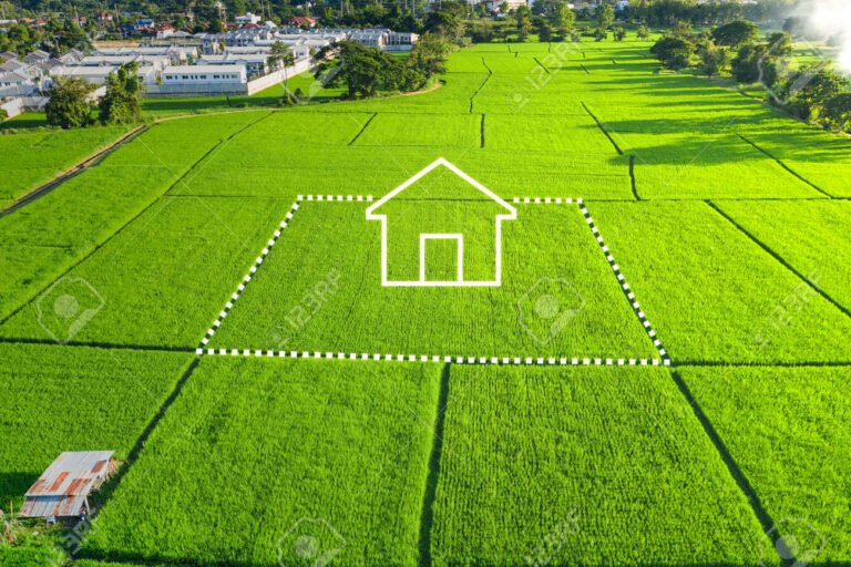 campi agricoli con case edificabili sullo sfondo