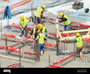 cantiere edile con operai al lavoro