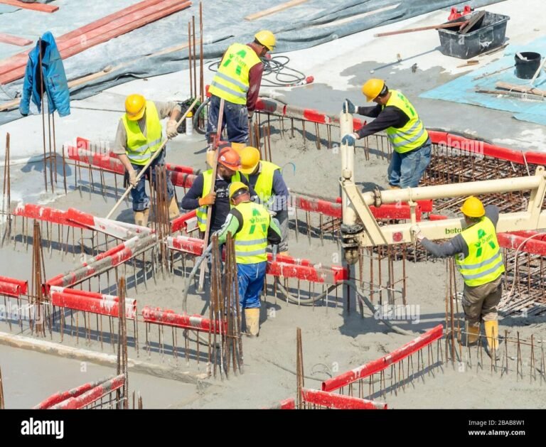 cantiere edile con operai al lavoro