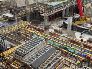 cantiere edile con operai e gru