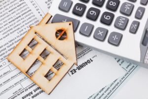 casa con calcolatrice e documenti fiscali