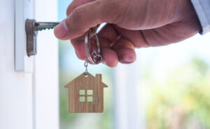 casa in affitto con chiavi sulla porta