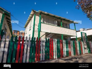 casa residenziale italiana con bandiera italiana
