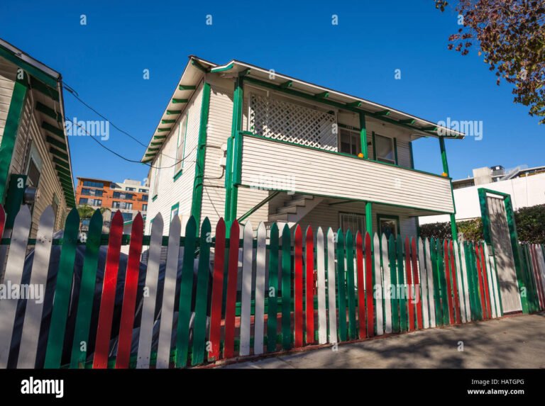 casa residenziale italiana con bandiera italiana