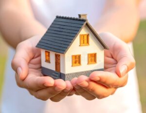 case familiari con una mano che protegge