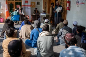 Quali servizi sociali sono disponibili a La Spezia 2 centro servizi sociali con persone che interagiscono