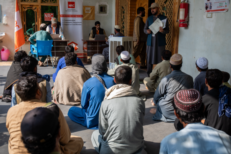 centro servizi sociali con persone che interagiscono