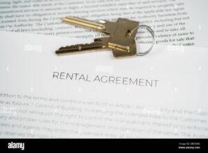chiavi di casa con contratto di affitto