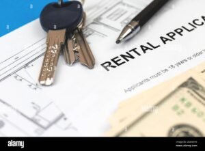 chiavi di casa e documenti di affitto