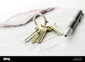 Cos'è il Contratto 1+1 per l'Affitto e Come Funziona 4 chiavi di casa sopra contratto firmato