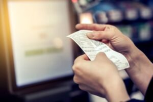 Cos'è lo Scontrino Parlante E Come Funziona per i Consumatori 16 cliente che riceve scontrino dettagliato in negozio