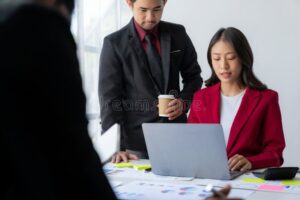 cliente felice che parla con consulente bancario