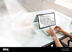 Come Ottenere Una Visura Catastale Online Gratis o a Pagamento 7 computer con schermo che mostra mappa catastale digitale
