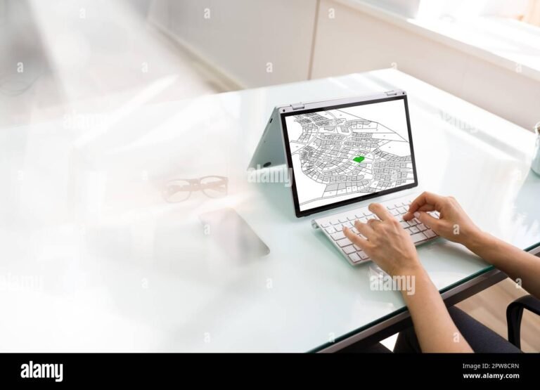 computer con schermo che mostra mappa catastale digitale