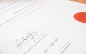 contratto legale firma manoscritta su tavolo