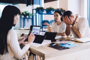 dipendenti preoccupati in ufficio moderno