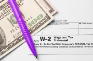 documento fiscale con simboli di codice e denaro