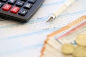 Che Cos’è la Certificazione Unica e A Cosa Serve in Italia 16 documento fiscale italiano con calcolatrice e penna