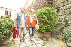Qual è L'età Minima Per Andare In Pensione Per Le Donne In Italia 3 donna anziana felice con paesaggio italiano