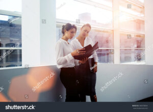 Come Ottenere Fondi a Fondo Perduto per l’Imprenditoria Femminile 3 donne imprenditrici che discutono con finanziatori