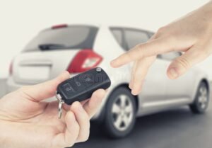 Come Si Gestisce l'Isee con Due Macchine Intestate a Intestazioni Diverse 8 due automobili parcheggiate con chiavi distinti