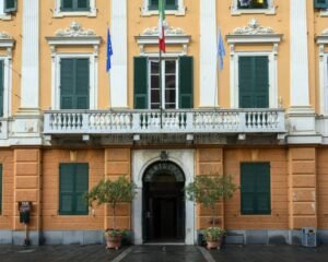 edificio comunale italiano con bandiera italiana