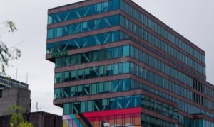 Cos'è Fiscal Center Milano SRL e Quali Servizi Offre in Lombardia 13 edificio moderno ufficio con logo fiscal center