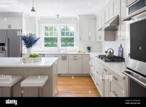 elettrodomestici moderni in cucina luminosa