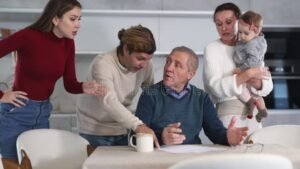 famiglia che compila documenti finanziari insieme