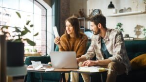 famiglia che compila modulistica insieme