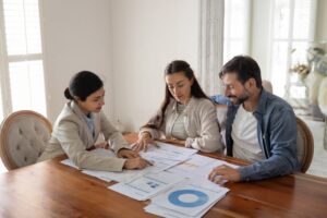 famiglia che consulta documenti finanziari insieme 1