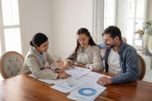 A Cosa Serve l’Isee e Come Si Utilizza in Italia 30 famiglia che consulta documenti finanziari insieme