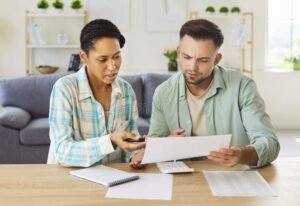 Quali Spese Sono Deductibili per il Minore a Carico 36 famiglia che controlla documenti finanziari insieme